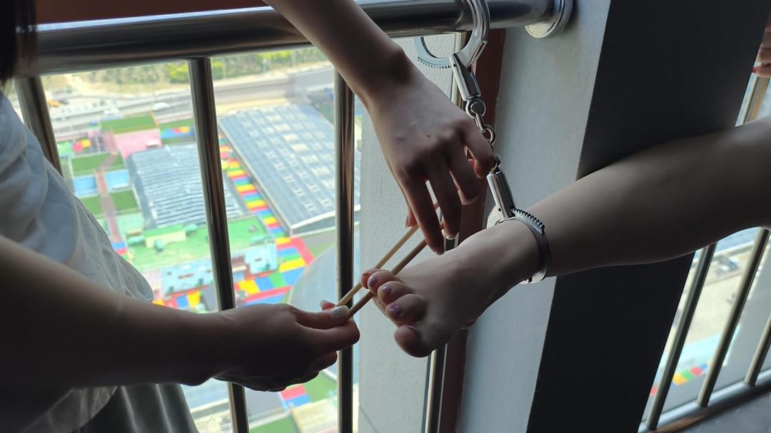 王玉小桃小涵饰演公司高管盗取实验数据，结果被卧底抓获，经过各种刑拘，TK，最后终于承受不住-3