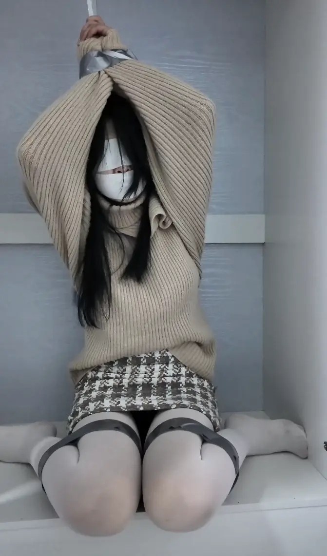 白丝妹妹自缚被抓 关在柜子里驷马玩弄-4