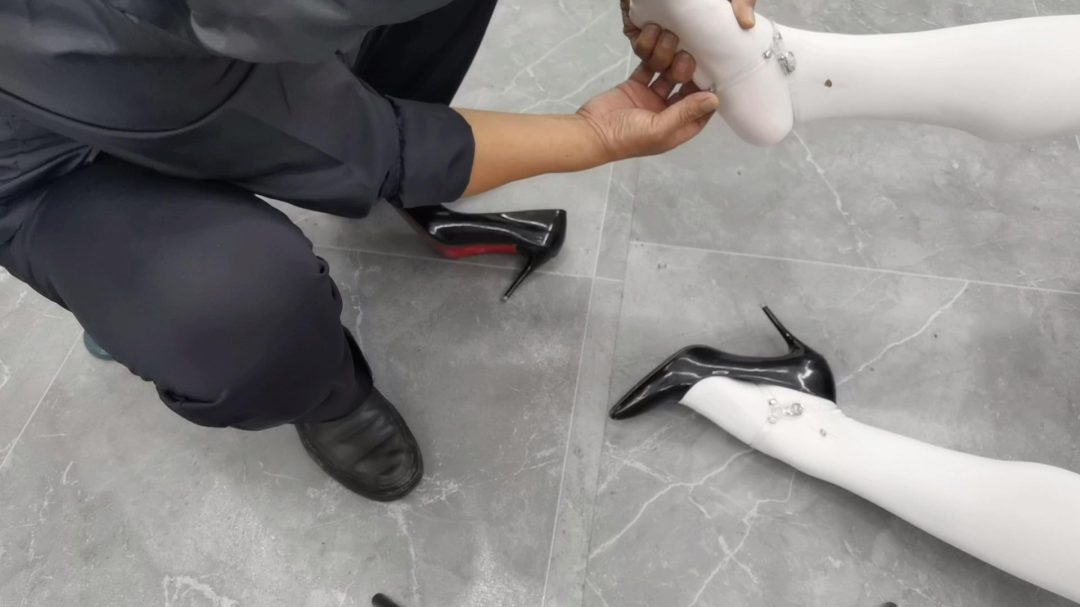 JK少女被抓获,宁死不供出团伙,那就让其尝尝脚钉的厉害.-3