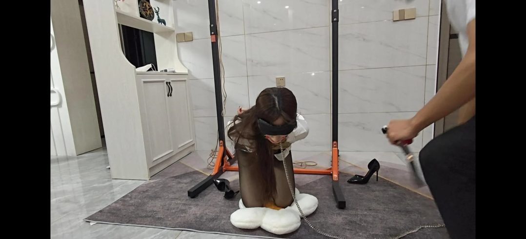 小九被吊起来调教了，入体玩具口水直流-2