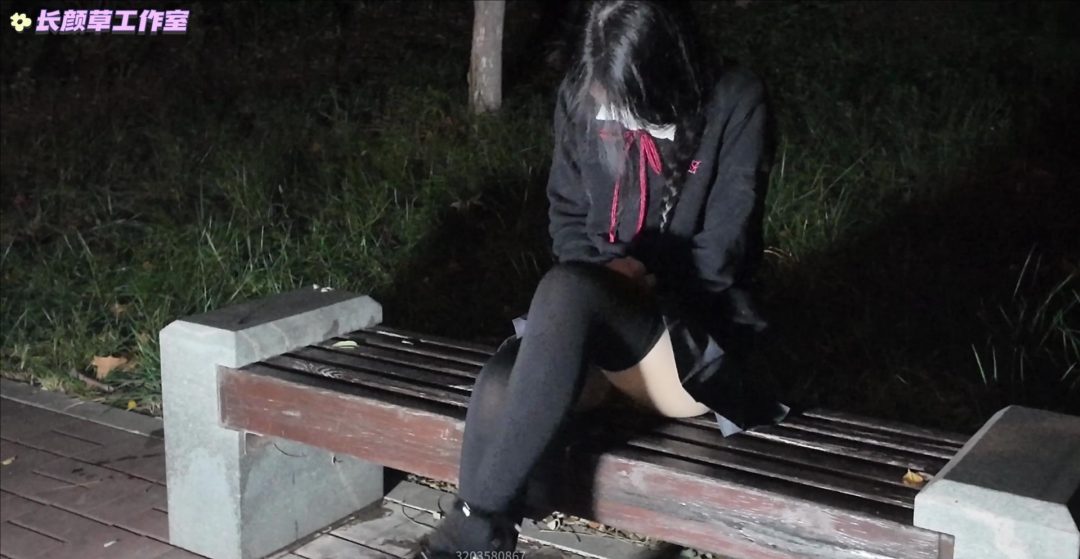 少萝霜喵 捆绑路边震动调教 第二弹 悦耳萝莉音耳边姣川 对话声音都颤抖了 路边坐着的那个小妹妹裙底怎么有亮光？ 专业麦克风嘴边采音戴耳机犹如妹子在身边-4