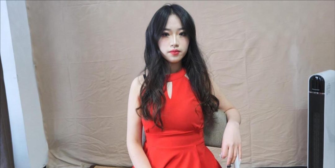 可儿试镜第一集：惊艳了这个冬天的新人，性感红裙，肉丝超高，极限直臂、蛇缚驷马，股绳刺激，大号口球、全方位TK挑逗测试，敏感娇嫩如花少女，努力蠕动和挣扎，完美反应-1
