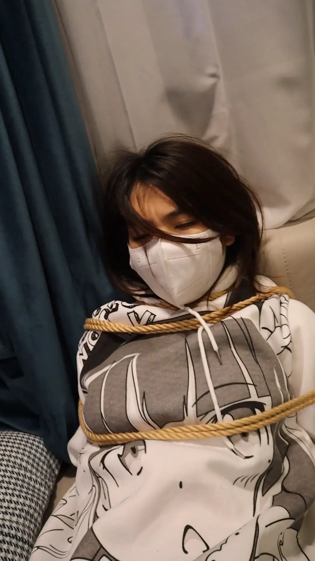 这次被两种绑法绑住了，第一种还好可以尽力的挣扎开，并且尽力跳起来， 第二种被张开腿分别绑住是真的挣不开而且还好疼-6