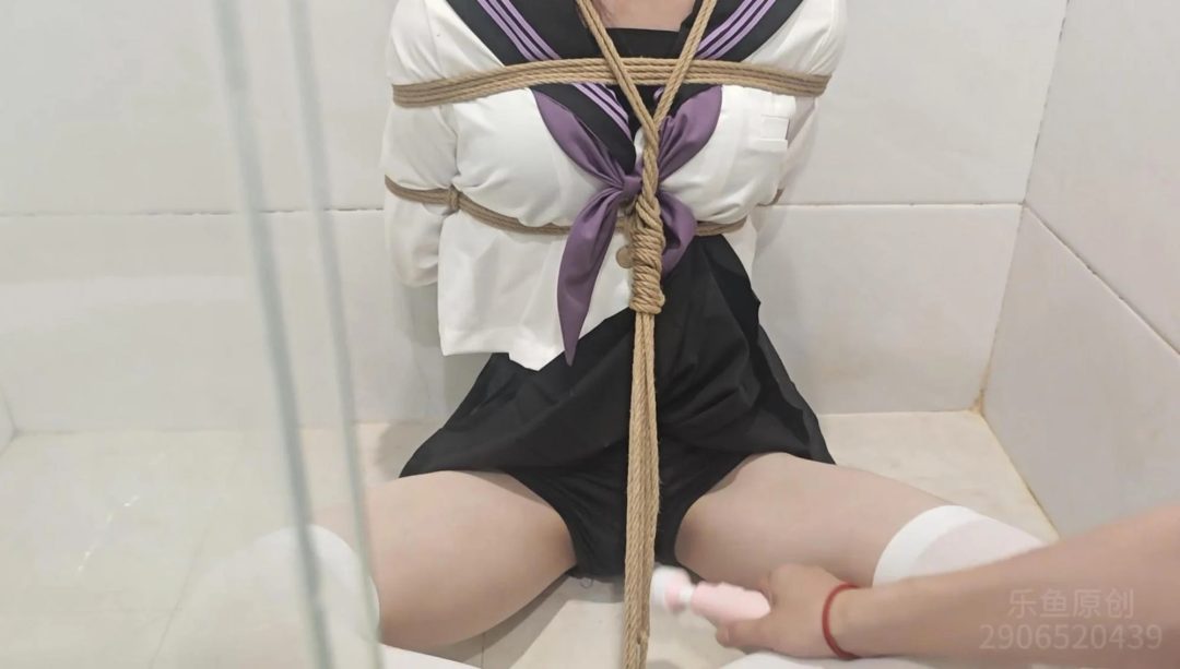 浴室里被紧缚湿身玩弄的小M-2