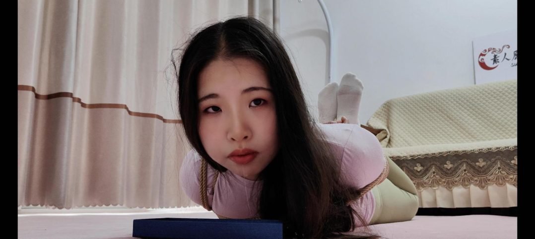 大学生小姐姐体验瑜伽服白袜五花大绑驷马紧缚口球放置流口水(说博主捆绑太紧了)-5