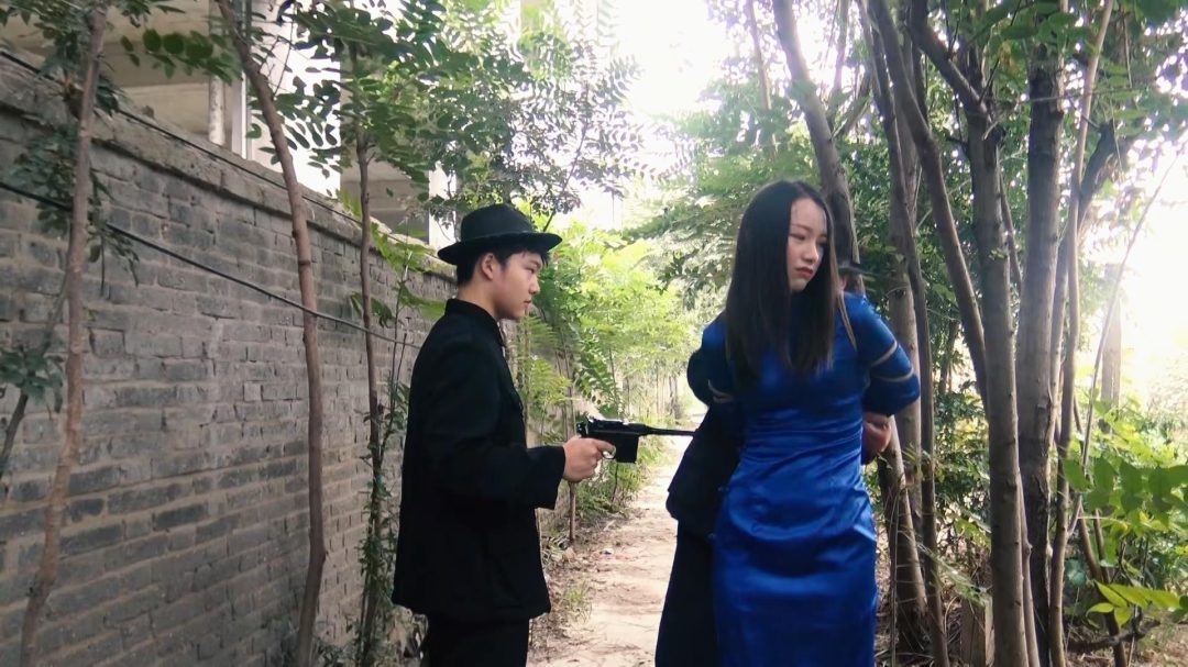 定拍转公映《失陷魔窟3》张雪在执行任务时被特务抓捕后历经各种严刑拷问后经卧底胜楠帮助下逃离魔窟-2