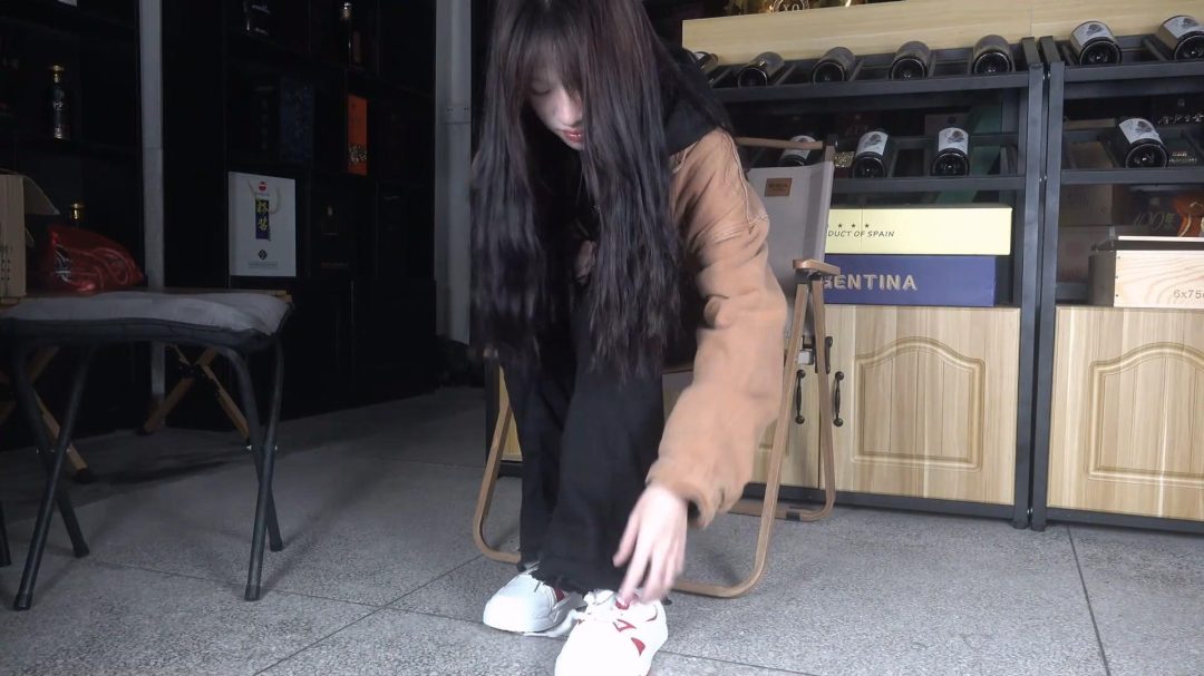 脱掉美琪穿了三天的臭袜子，涂润滑剂TK挠脚心，非常怕痒，大喊大叫-1