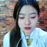 让希希穿上铁钉高跟,下面放入电击玩具,远程操作强行猫步走一小时,能否成功,..