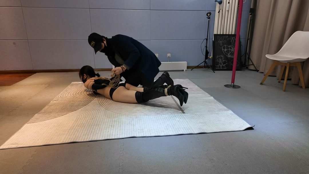 小0. 挣扎的束缚女王(上编)-10