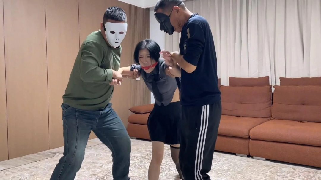 【云雀定拍】直播过程中被歹徒入室，被蒙眼堵嘴的女主播喊破喉咙也难逃被绑走的厄运 韩玉主演-2