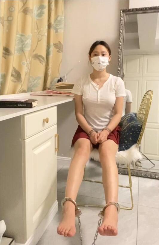 她铐着脚白天下楼取外卖的视频-2