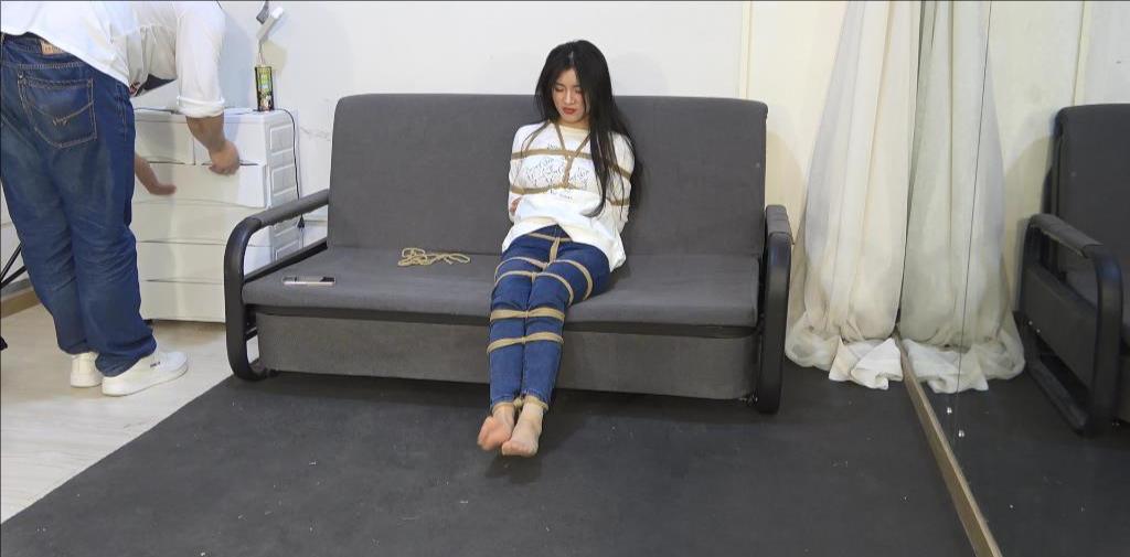入室劫案之邻家小妹绑架案 牛仔美女小狐狸紧缚挣扎-5