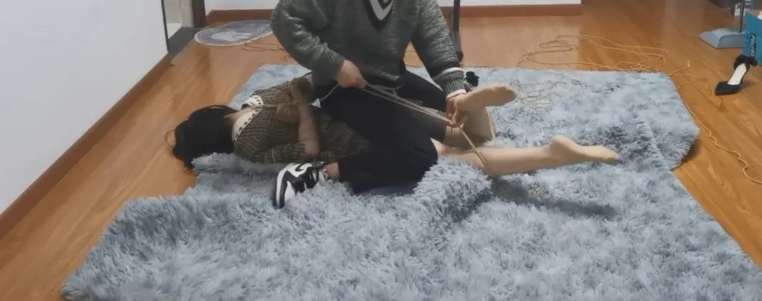 奥特曼也很酷：诗诗老师绑成驷马-5