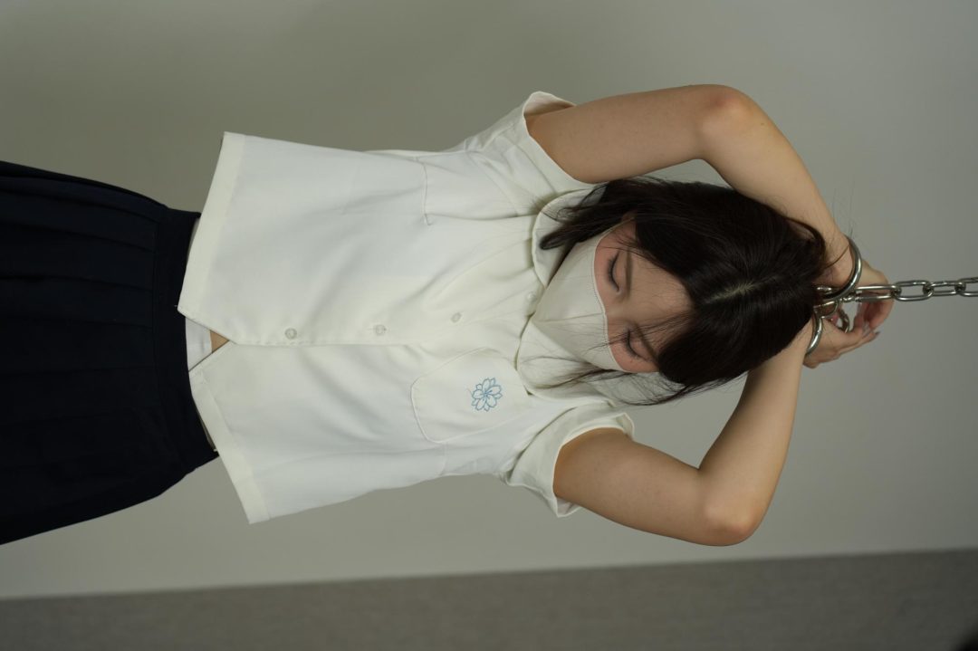 高颜值女神赴约暧昧网友中圈套“项圈吊脖子+双手吊缚+踮脚尖，驷马放置”求饶声不断！-7