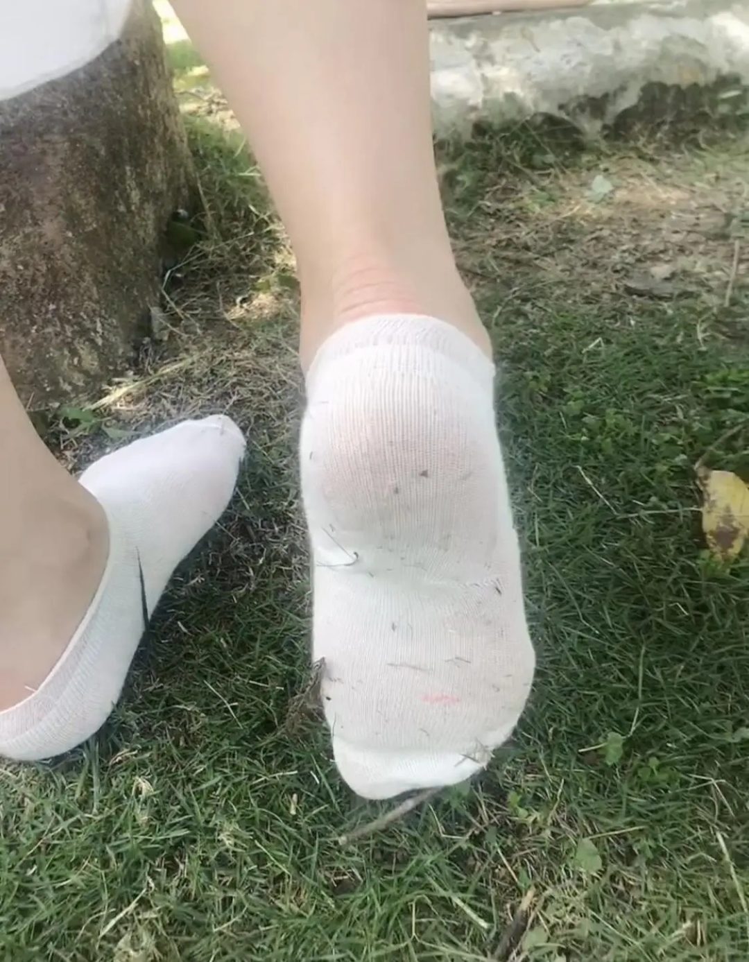 户外拍摄小少妇的原味棉袜小白鞋-3
