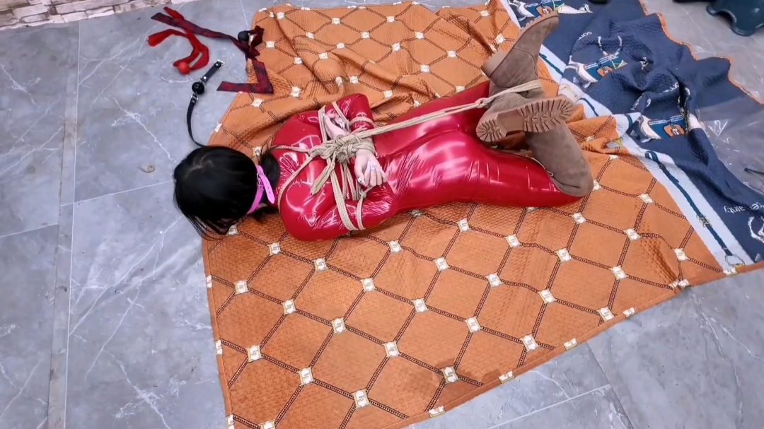 曼妮利用下班时间陪老板玩驷马游戏,五种口球五种高筒靴,完成任务才可下班..-4