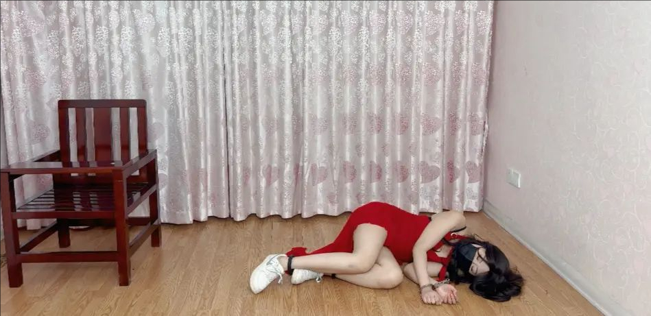 审讯诈骗女犯（审讯，虐足）-7