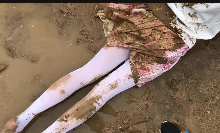 粉色jk白丝工地旁玩泥玩水-7