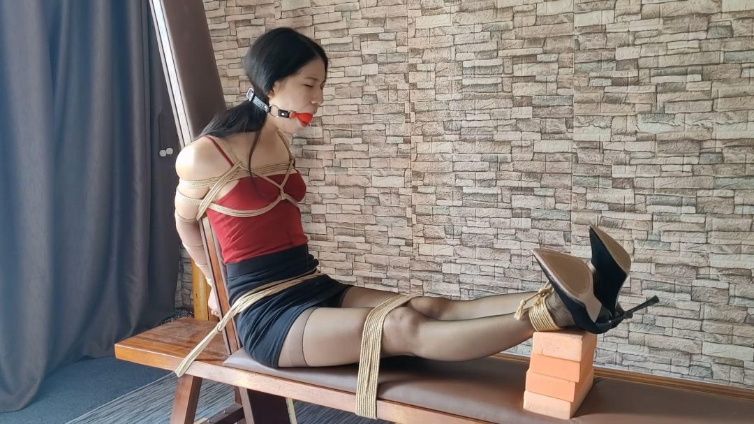 一绳所爱工作室定拍:柔柔极限老虎凳鞭打挠痒挠痒 真空吊带大口球-1 一绳所爱工作室定拍:柔柔极限老虎凳鞭打挠痒挠痒 真空吊带大口球-1