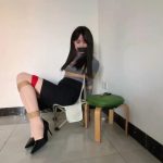 被绑在矮椅上，挣扎无果之后发现只有剪刀能有脱缚的机会