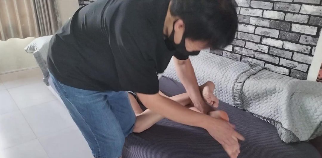 依纯尝试直臂捆绑，意外发现，她特别怕痒痒，痒痒脚丫，拼命挣扎-4