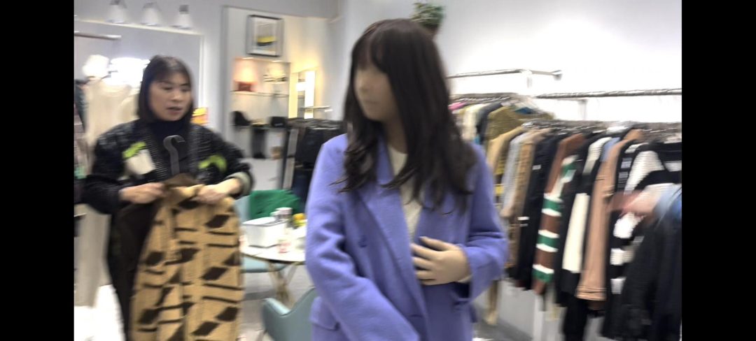 终于敢进商店买衣服啦，售货员小姐姐真的是社牛，搞得小晓都社恐了，最后还去蛋糕店买了第二天的早餐-6