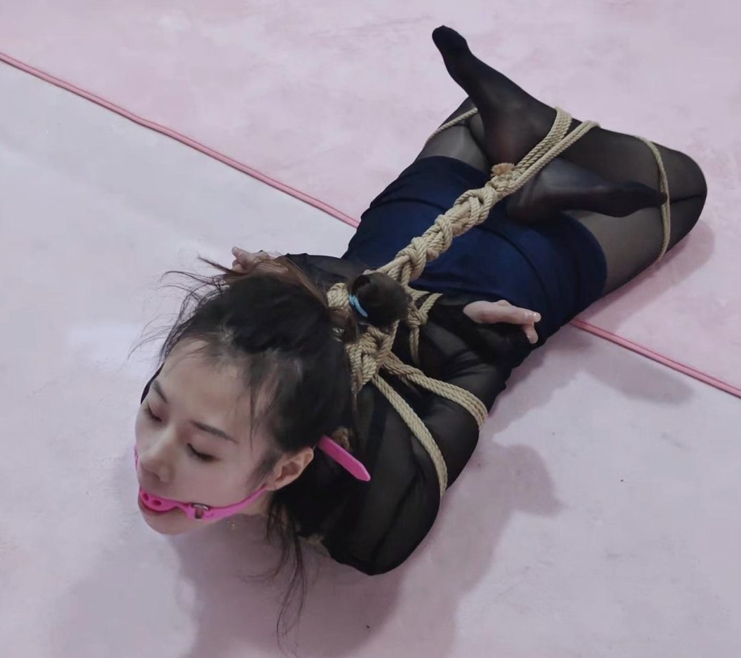 研究生小美女体验被紧缚驷马极限抬头口球堵嘴放置呼吸困难坚持不了痛苦的无助全程对话真实捆绑-5
