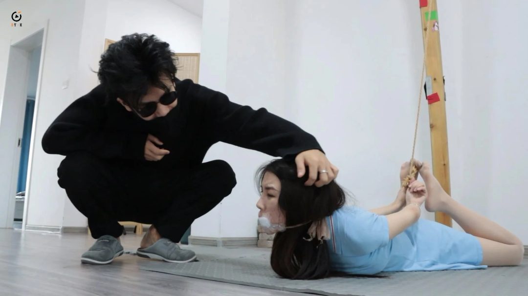 【得意客定制】柳洋主演DID剧情片《入室复仇千金》（下）被迫交出密码的女孩依然被长期监禁折磨，直到最后……-2