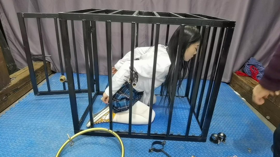 把月仙儿禁锢在特制的狗笼里,经过六道程续G栓在牢牢地紧固上去,最终经不住折磨骚水狂喷......-3