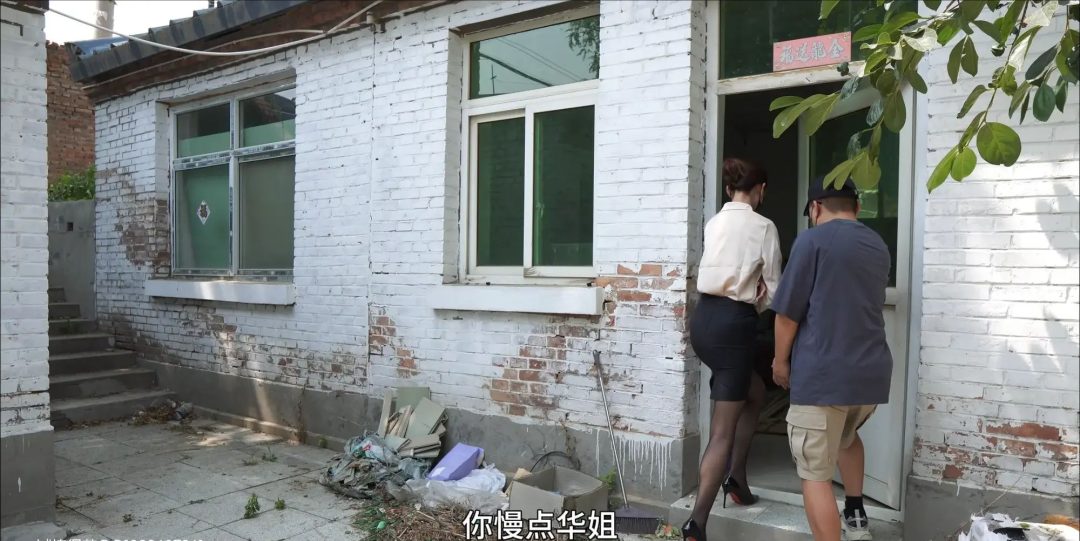 傲娇的女主管华姐被下属小李诱骗报复紧缚SP郊狼蒙眼口球抚摸语言羞辱走绳-1