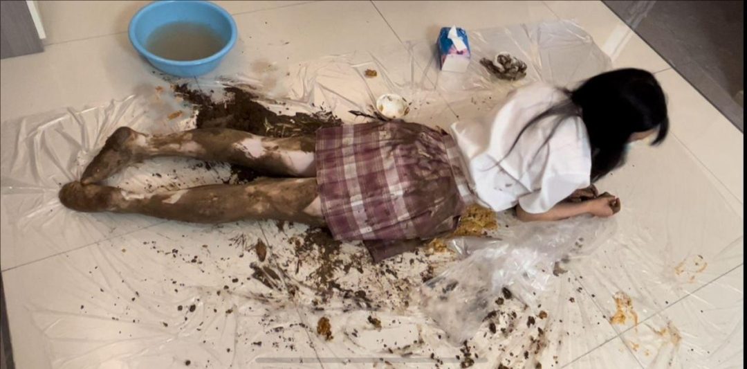 白丝jk妹子踩粘稠物体，浴室玩泥土巧克力-5