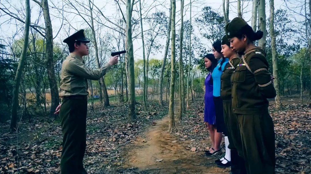 新片《女子特别行动队》 上集 军统组建一支女子特别行动小队，她们执行任务的时候遇见土匪-7