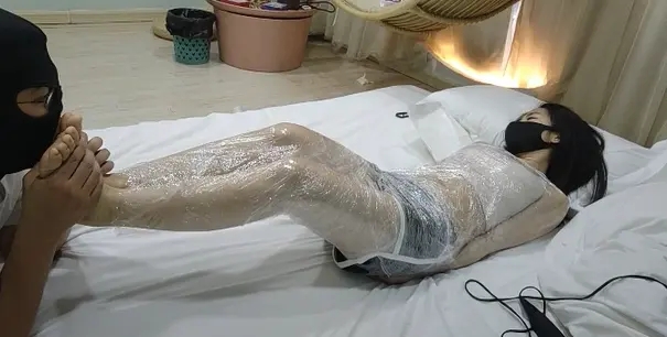 《少女遇难记》-入室绑架剧情+丝袜口罩封嘴+欧式直臂+驷马拉紧+TD+挠脚心+舔足+保鲜膜全包+双脚TK+乳夹+八字开腿+皮革拘束等等-6 《少女遇难记》-入室绑架剧情+丝袜口罩封嘴+欧式直臂+驷马拉紧+TD+挠脚心+舔足+保鲜膜全包+双脚TK+乳夹+八字开腿+皮革拘束等等-6