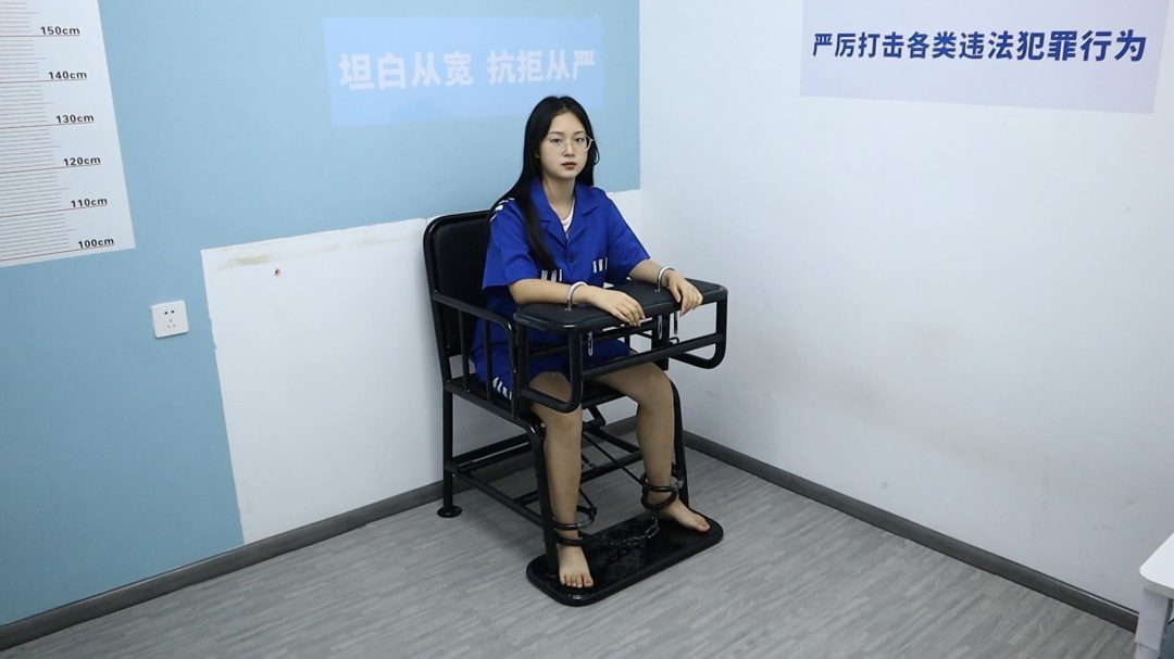 女犯果果出狱后 再次被捕 审讯审判处决 挠脚挠全身TK 手铐脚铐脚趾铐-1