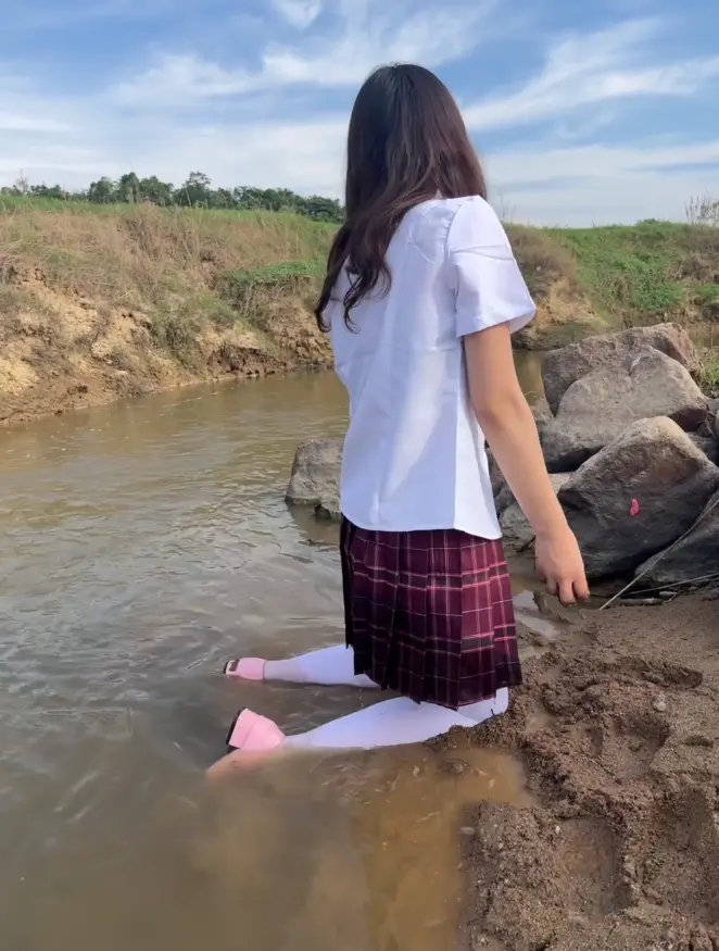 粉色lo裙河边玩泥湿身-7