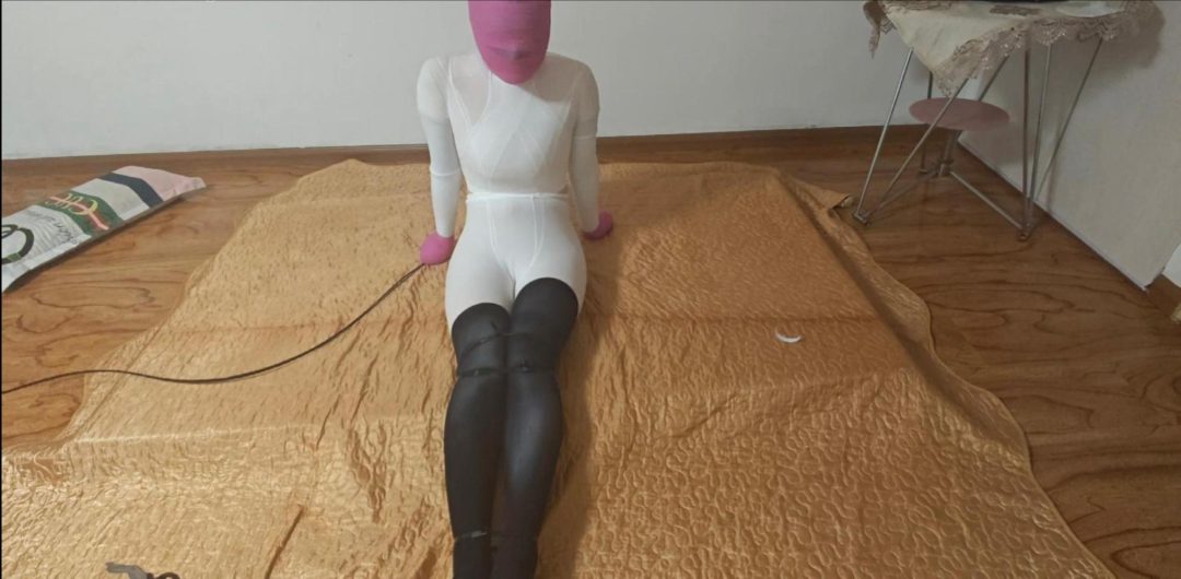 白色连裤袜多层丝袜全包木乃伊,堵嘴,将女M做成精美商品,塞进丝袜睡袋后缝死,塑料袋套头,玩弄踩踏挣扎,被放置等待“接货”-4 白色连裤袜多层丝袜全包木乃伊,堵嘴,将女M做成精美商品,塞进丝袜睡袋后缝死,塑料袋套头,玩弄踩踏挣扎,被放置等待“接货”-4