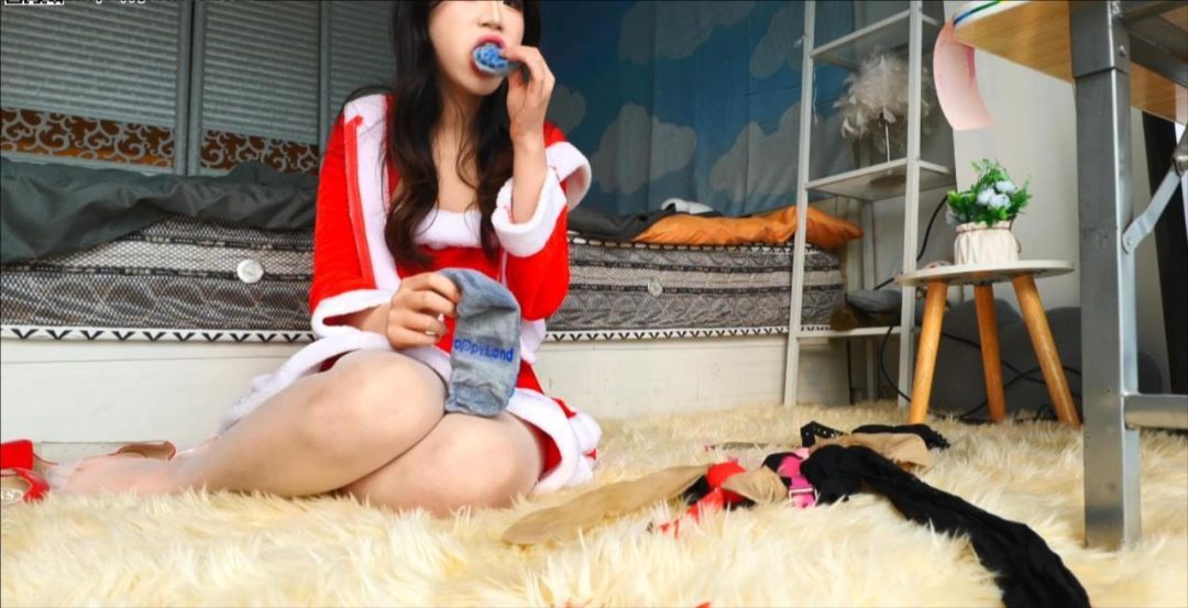 《封堵专题》第四集，可儿自己穿过来的原味棉袜和实心球。虽然可儿是一个干净清爽的女孩，但是估计要把在运动鞋里悟了大半天怎么说也会有点酸味啥的，我还特意拍了一下她运动鞋里面的-5