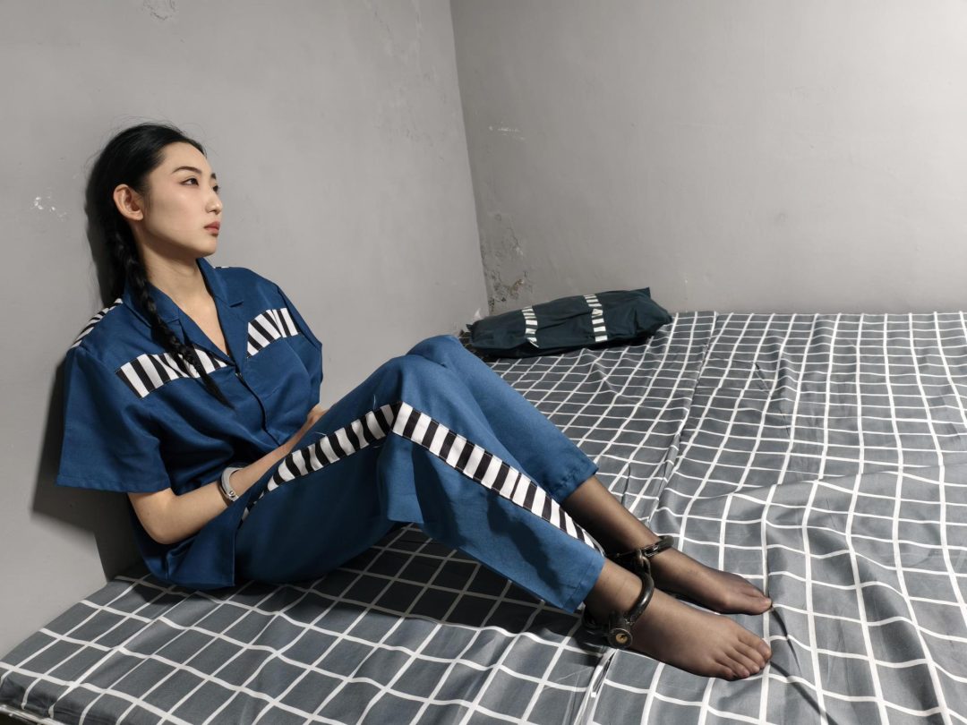 【忘忧社工作室】新模特沈冰（上）女犯沈冰被提审，询问其藏匿作案工具的地点，她称已扔在郊外但记不清具体位置。-1