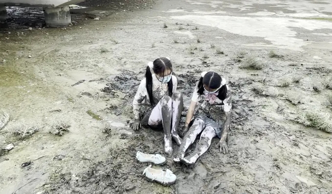 户外臭水沟双人白丝女奴Jk调教-5