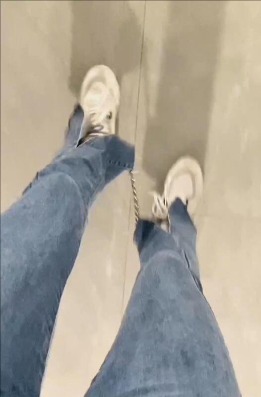 何沐戴脚镣楼下取快餐-1