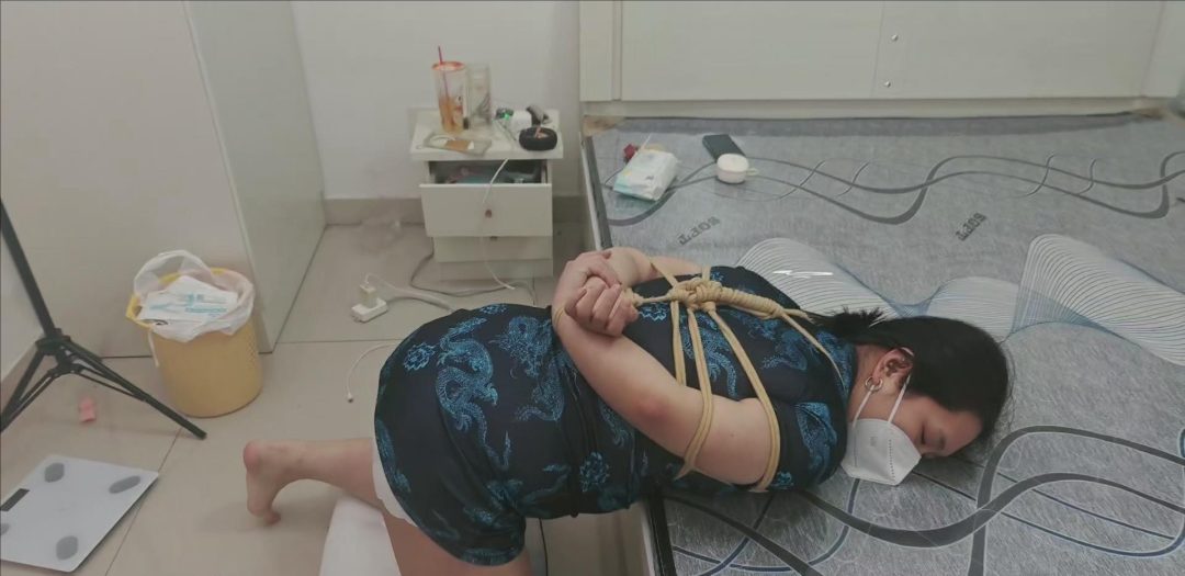 宁宁背着主人去玩 被发现 跪姿 打屁股惩罚 无数次-1