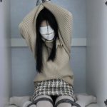 白丝妹妹自缚被抓 关在柜子里驷马玩弄