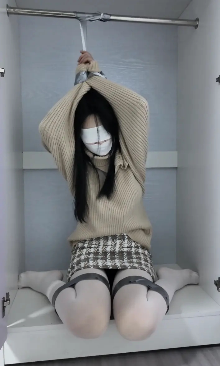 白丝妹妹自缚被抓 关在柜子里驷马玩弄-1