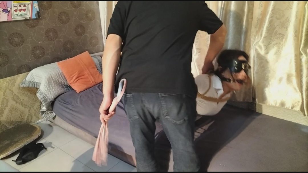 老板小易遭受员捆绑，眼罩蒙眼，口球驷马，鞭打，蛙跳，最后逃脱-3