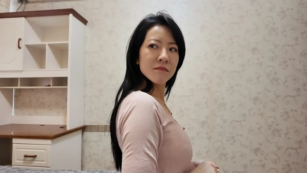 枫叶工作室精品定制剧情片—《情缚》第一集 娇妻小米出差前与丈夫玩情趣小游戏 闺蜜小雯意外发现两人秘密 趁机色诱挖小米墙角-1