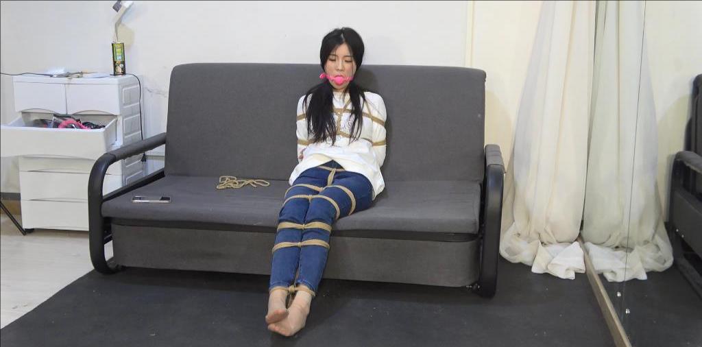 入室劫案之邻家小妹绑架案 牛仔美女小狐狸紧缚挣扎-9