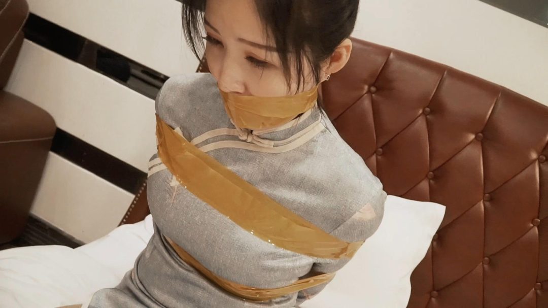 旗袍美女下班后被入室抢劫，黄色胶带捆绑，袜子堵嘴，丝袜套头-3