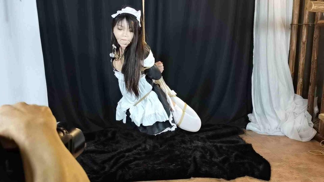 嫣儿定拍 日式白丝短裙女仆装吊腿坐及M腿吊缚-7
