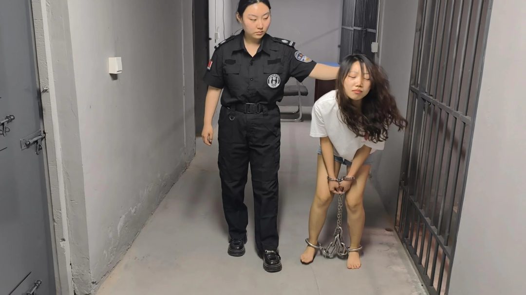 【忘忧社工作室】难忘的毕业论文_妹妹大学毕业要写一篇关于女犯生活的论文，于是她想通过姐姐的关系去监狱体验一下，没想到姐姐因公外出，妹妹被姐姐的同事误认为是罪犯，被好一顿收拾，带重脚镣，驷马铐起来-12