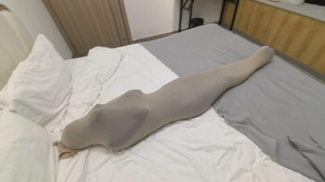 【ZENTAI＋丝袜睡袋木乃伊】三层zentai＋四层丝袜睡袋包裹木乃伊 搞笑女不适合拍视频 全程冷笑话 木乃伊状态还唱歌 到最后才知道这不比高原反应轻松-6